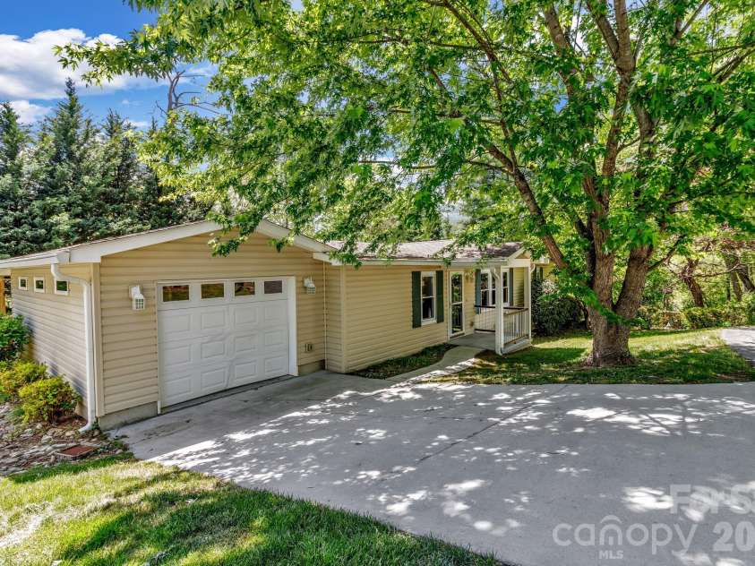 405 Deerfield Court, Hendersonville, NC 28792.  MLS# CAR4349057, YatesRealty ID 21847. 
