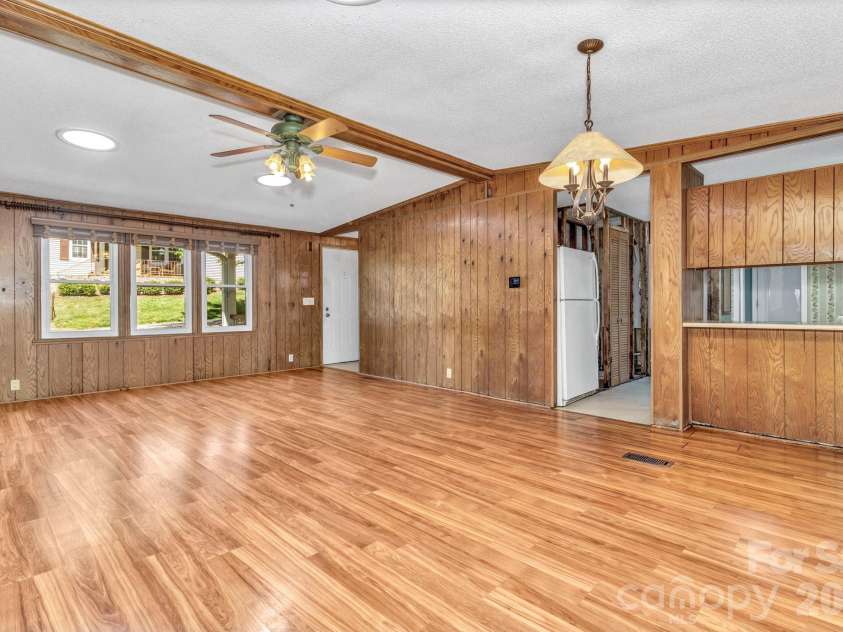 405 Deerfield Court, Hendersonville, NC 28792.  MLS# CAR4349057, YatesRealty ID 21847. 