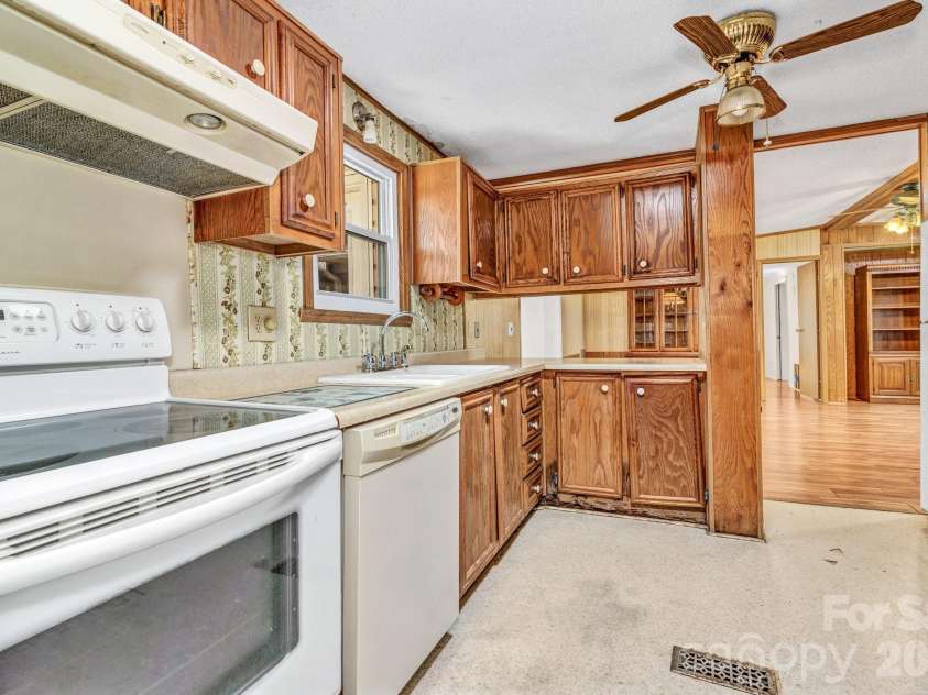 405 Deerfield Court, Hendersonville, NC 28792.  MLS# CAR4349057, YatesRealty ID 21847. 