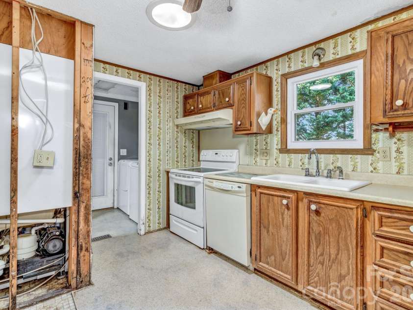 405 Deerfield Court, Hendersonville, NC 28792.  MLS# CAR4349057, YatesRealty ID 21847. 