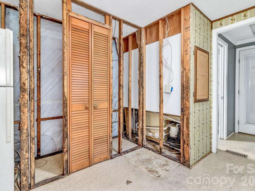 405 Deerfield Court, Hendersonville, NC 28792.  MLS# CAR4349057, YatesRealty ID 21847. 