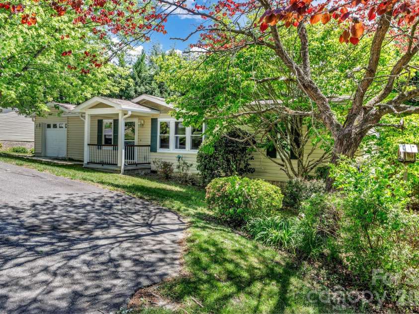 405 Deerfield Court, Hendersonville, NC 28792.  MLS# CAR4349057, YatesRealty ID 21847. 