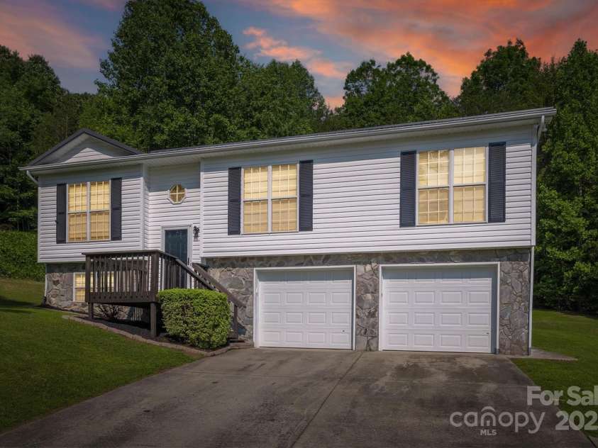 905 Severt Circle, Lenoir, NC 28645.  MLS# CAR4260581, YatesRealty ID 21848. 