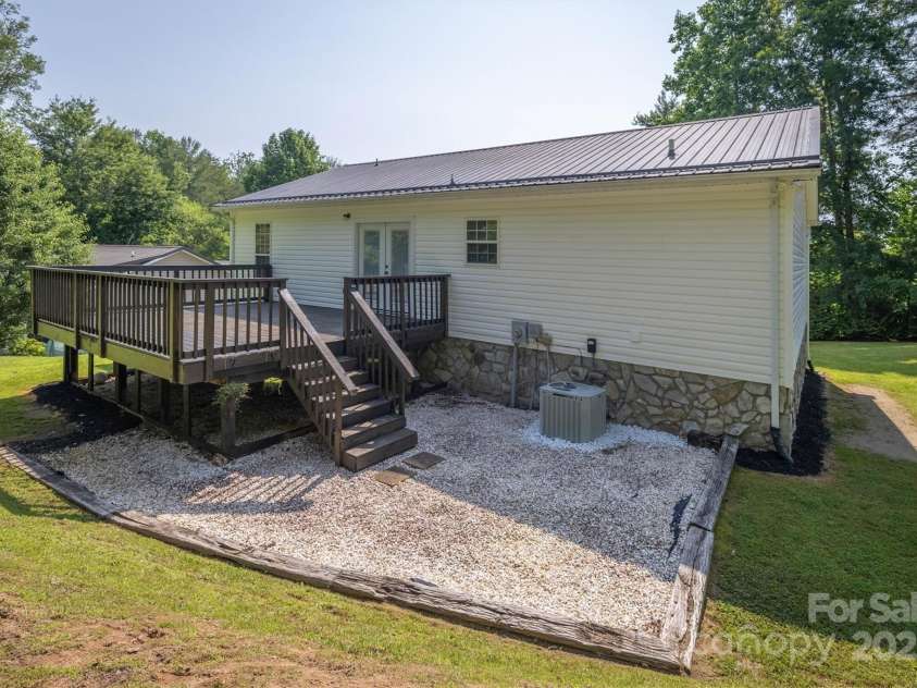 905 Severt Circle, Lenoir, NC 28645.  MLS# CAR4260581, YatesRealty ID 21848. 