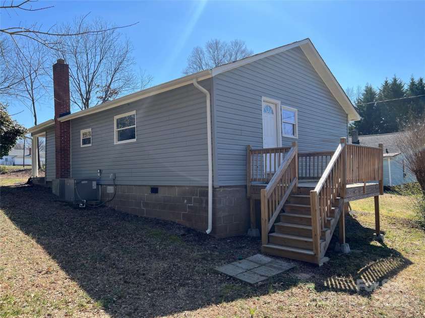 188 13th Street, Hickory, NC 28602.  MLS# CAR4232763, YatesRealty ID 2185. 