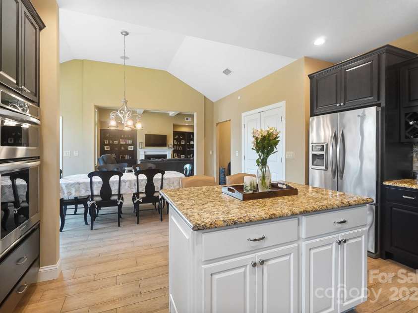 226 Hermance Lane, Mooresville, NC 28117.  MLS# CAR4234805, YatesRealty ID 21851. Breakfast Bar
