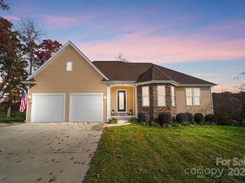 226 Hermance Lane, Mooresville, NC 28117.  MLS# CAR4234805, YatesRealty ID 21851. Ranch with Full Basement in Twilight View