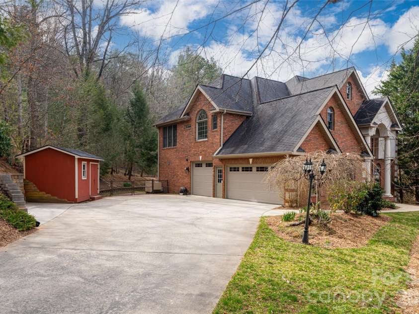 39 Windover Drive, Asheville, NC 28803.  MLS# CAR4352682, YatesRealty ID 21851. 3-Car garage