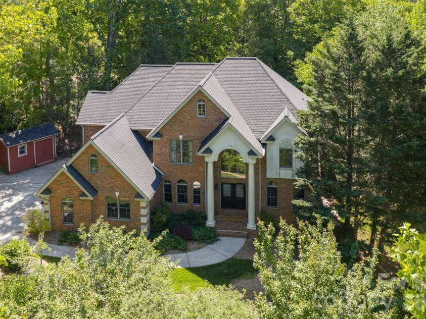 39 Windover Drive, Asheville, NC 28803.  MLS# CAR4352682, YatesRealty ID 21851. 
