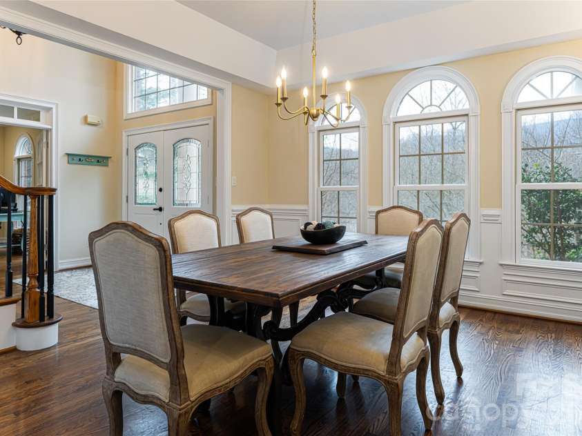 39 Windover Drive, Asheville, NC 28803.  MLS# CAR4352682, YatesRealty ID 21851. 
