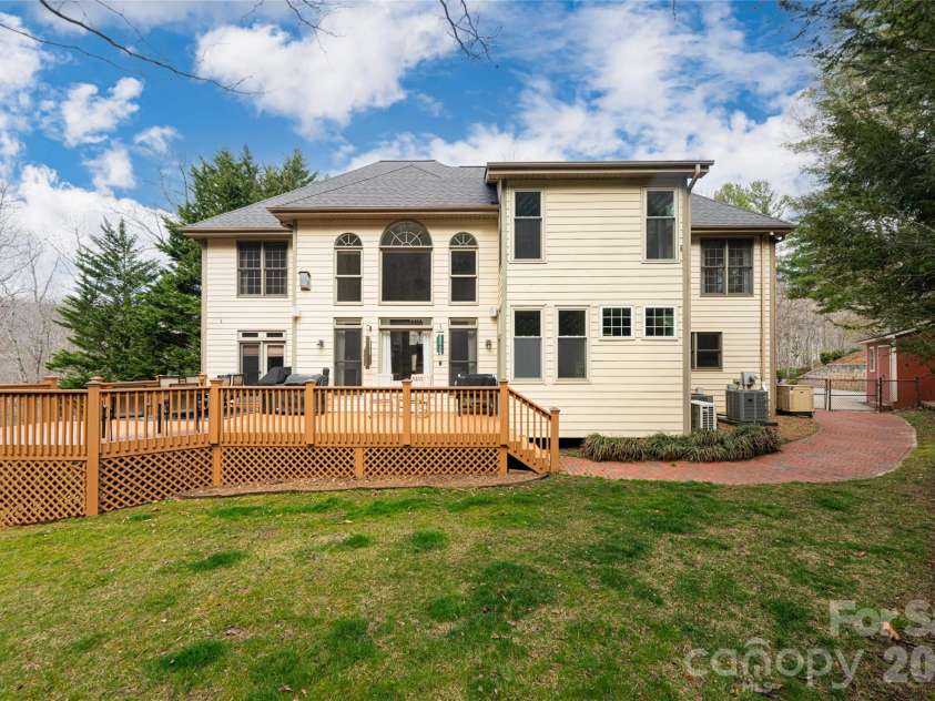 39 Windover Drive, Asheville, NC 28803.  MLS# CAR4352682, YatesRealty ID 21851. 