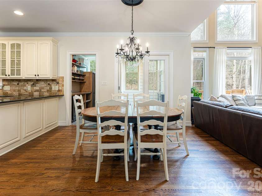 39 Windover Drive, Asheville, NC 28803.  MLS# CAR4352682, YatesRealty ID 21851. Breakfast