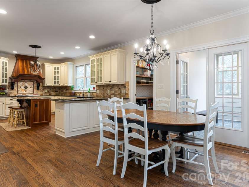 39 Windover Drive, Asheville, NC 28803.  MLS# CAR4352682, YatesRealty ID 21851. Breakfast and kitchen
