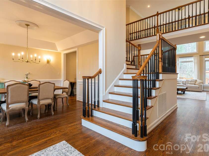 39 Windover Drive, Asheville, NC 28803.  MLS# CAR4352682, YatesRealty ID 21851. Entry