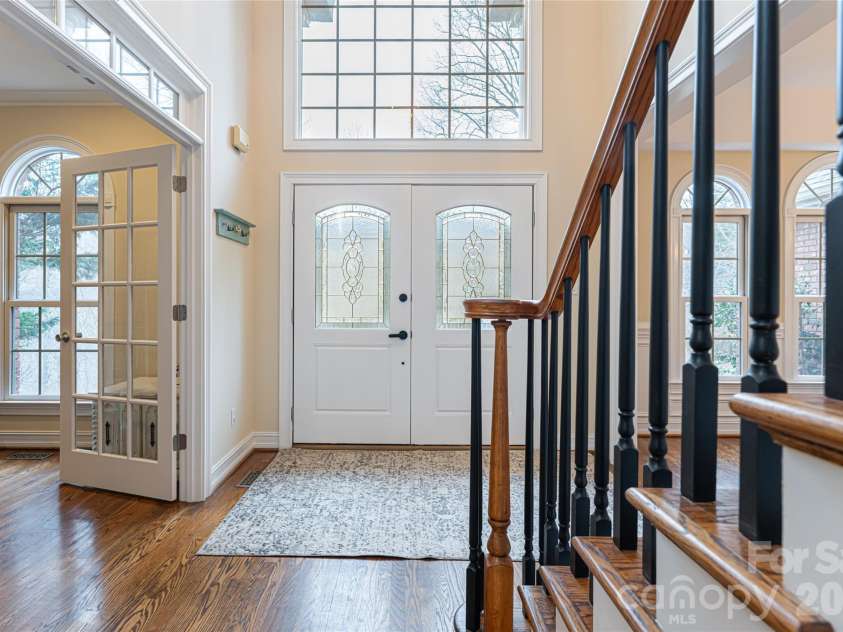 39 Windover Drive, Asheville, NC 28803.  MLS# CAR4352682, YatesRealty ID 21851. Foyer