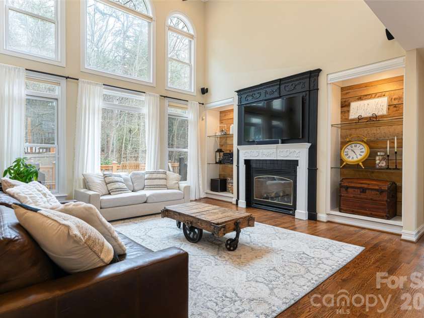 39 Windover Drive, Asheville, NC 28803.  MLS# CAR4352682, YatesRealty ID 21851. Great room