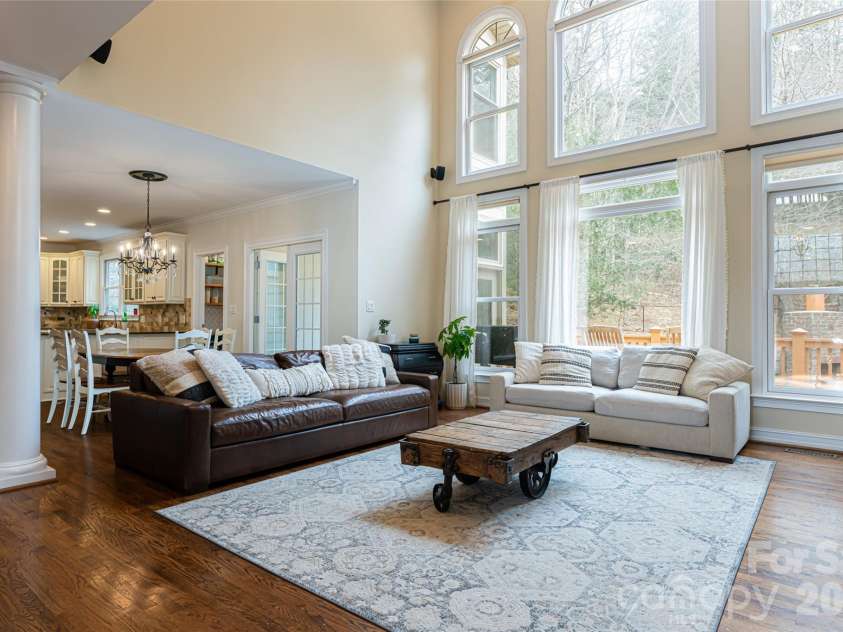 39 Windover Drive, Asheville, NC 28803.  MLS# CAR4352682, YatesRealty ID 21851. Great room