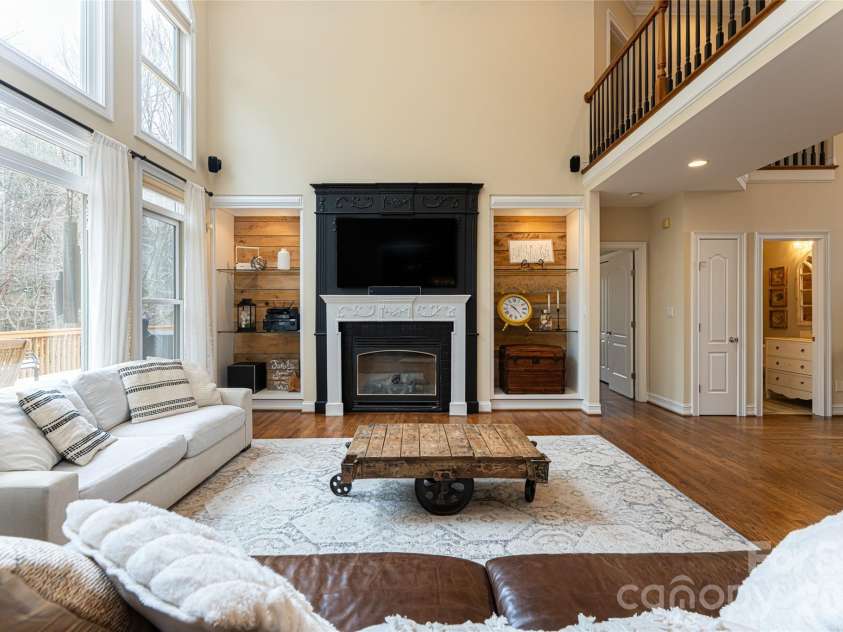 39 Windover Drive, Asheville, NC 28803.  MLS# CAR4352682, YatesRealty ID 21851. Great room