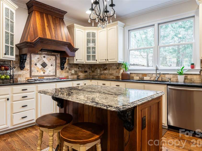 39 Windover Drive, Asheville, NC 28803.  MLS# CAR4352682, YatesRealty ID 21851. Kitchen