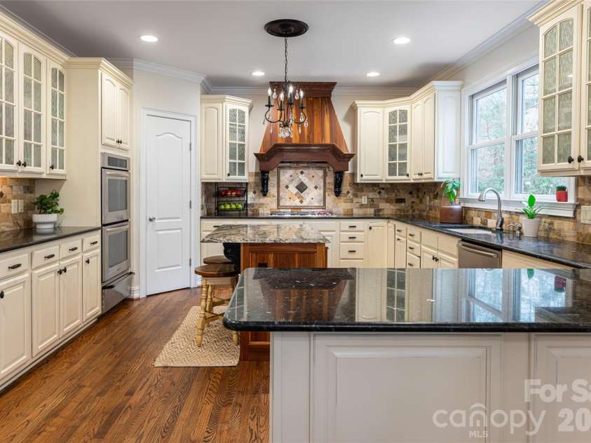 39 Windover Drive, Asheville, NC 28803.  MLS# CAR4352682, YatesRealty ID 21851. Kitchen