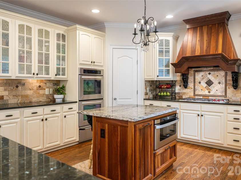 39 Windover Drive, Asheville, NC 28803.  MLS# CAR4352682, YatesRealty ID 21851. Kitchen