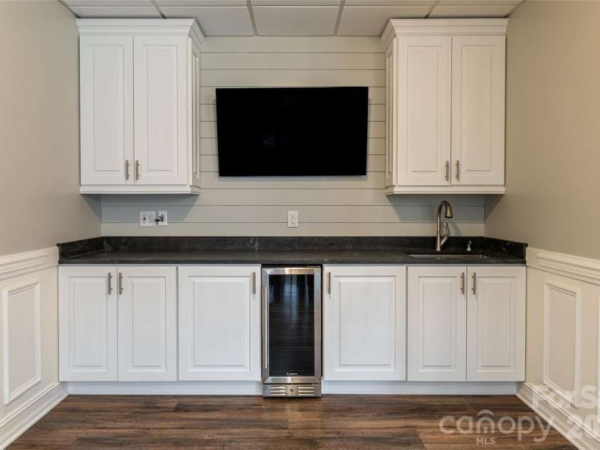 39 Windover Drive, Asheville, NC 28803.  MLS# CAR4352682, YatesRealty ID 21851. Lower wet bar