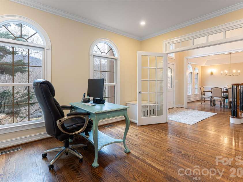 39 Windover Drive, Asheville, NC 28803.  MLS# CAR4352682, YatesRealty ID 21851. Office