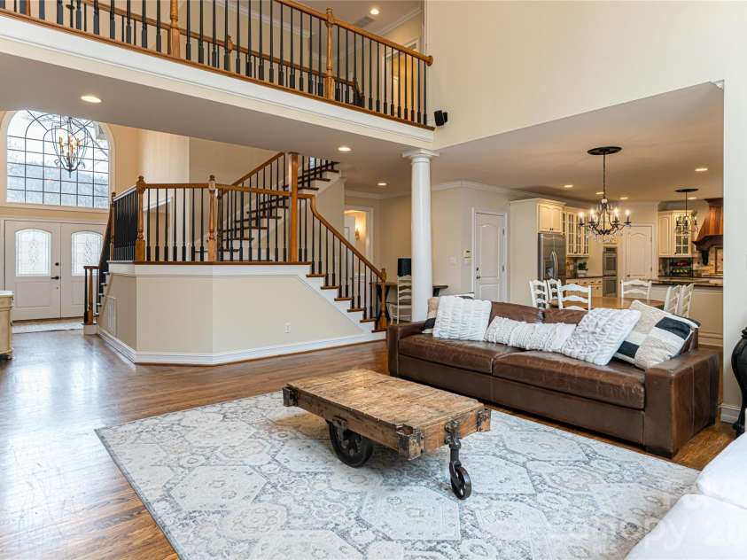 39 Windover Drive, Asheville, NC 28803.  MLS# CAR4352682, YatesRealty ID 21851. Open floor plan