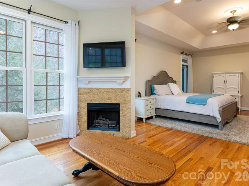 39 Windover Drive, Asheville, NC 28803.  MLS# CAR4352682, YatesRealty ID 21851. Primary bedroom
