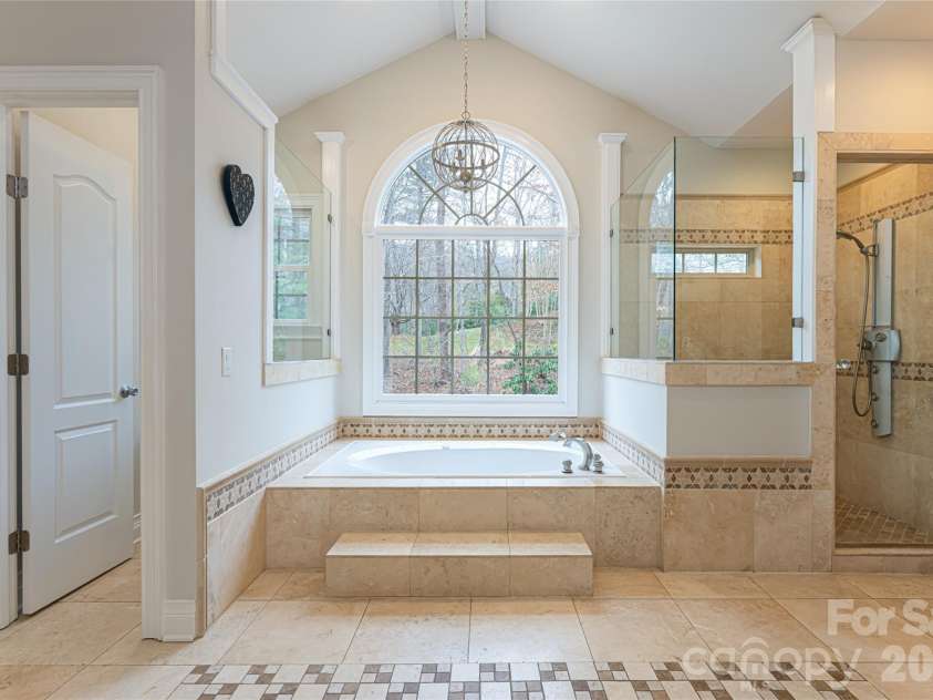 39 Windover Drive, Asheville, NC 28803.  MLS# CAR4352682, YatesRealty ID 21851. Primary ensuite