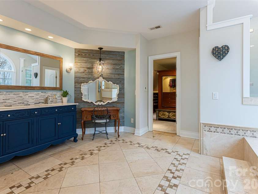 39 Windover Drive, Asheville, NC 28803.  MLS# CAR4352682, YatesRealty ID 21851. Primary ensuite