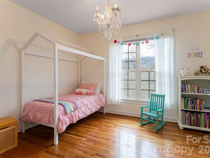 39 Windover Drive, Asheville, NC 28803.  MLS# CAR4352682, YatesRealty ID 21851. Upper level guest bedroom/bonus