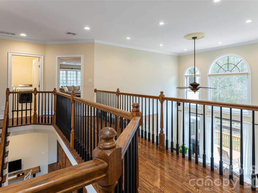 39 Windover Drive, Asheville, NC 28803.  MLS# CAR4352682, YatesRealty ID 21851. Upper Level Landing