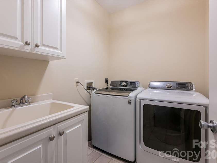 39 Windover Drive, Asheville, NC 28803.  MLS# CAR4352682, YatesRealty ID 21851. Upper level laundry
