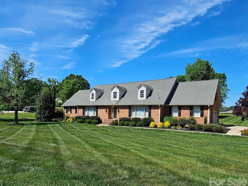 1121 Smith Street, Albemarle, NC 28001.  MLS# CAR4371673, YatesRealty ID 21852. 