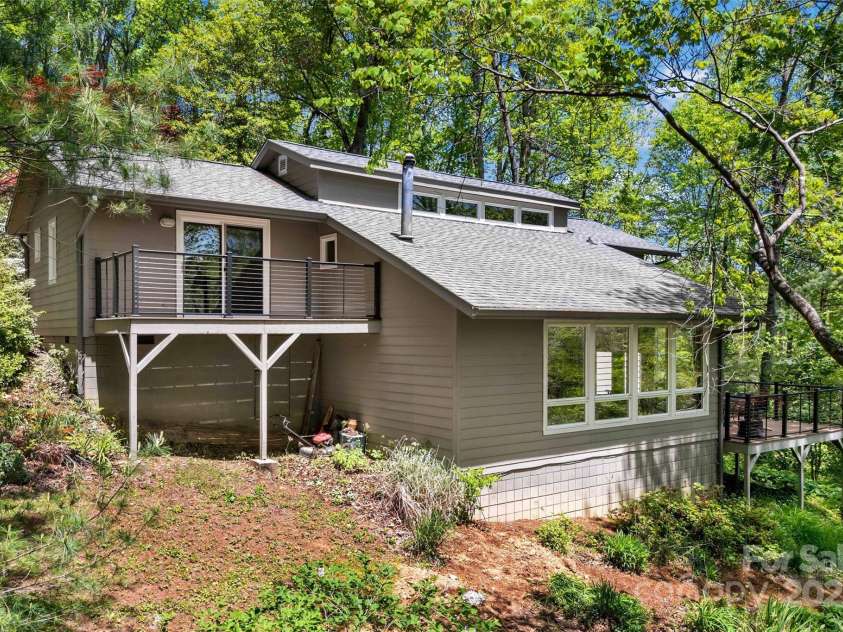 27 Stokes Drive, Asheville, NC 28805.  MLS# CAR4241157, YatesRealty ID 21852. 
