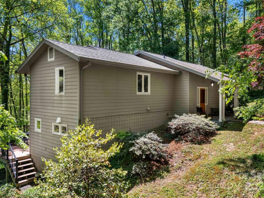 27 Stokes Drive, Asheville, NC 28805.  MLS# CAR4241157, YatesRealty ID 21852. 