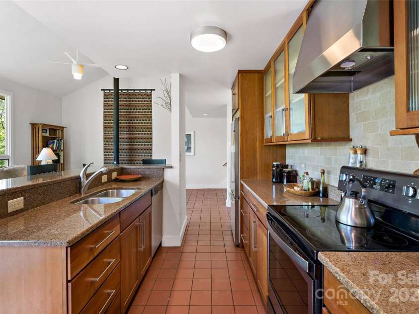 27 Stokes Drive, Asheville, NC 28805.  MLS# CAR4241157, YatesRealty ID 21852. 