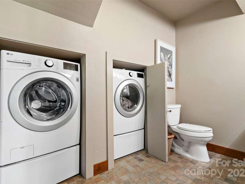 27 Stokes Drive, Asheville, NC 28805.  MLS# CAR4241157, YatesRealty ID 21852. 