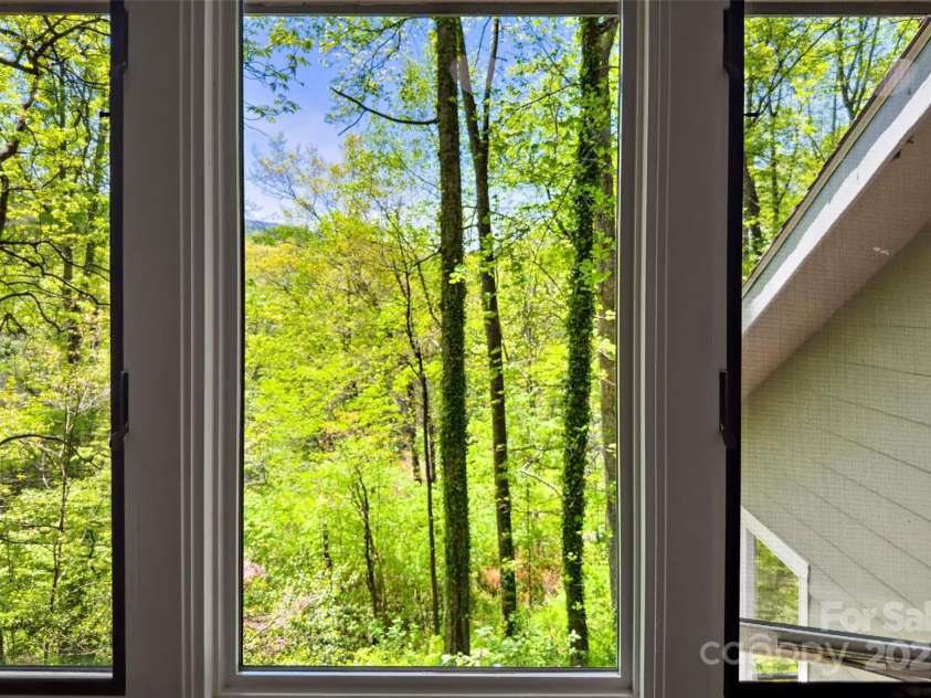 27 Stokes Drive, Asheville, NC 28805.  MLS# CAR4241157, YatesRealty ID 21852. 