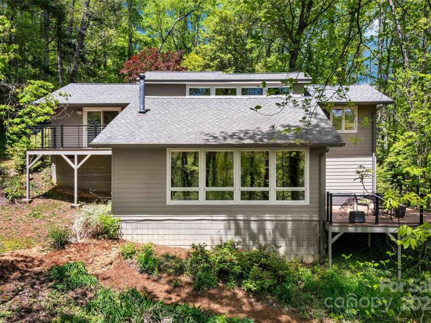 27 Stokes Drive, Asheville, NC 28805.  MLS# CAR4241157, YatesRealty ID 21852. 