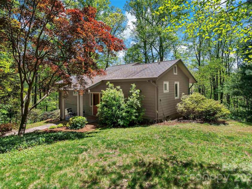 27 Stokes Drive, Asheville, NC 28805.  MLS# CAR4241157, YatesRealty ID 21852. 