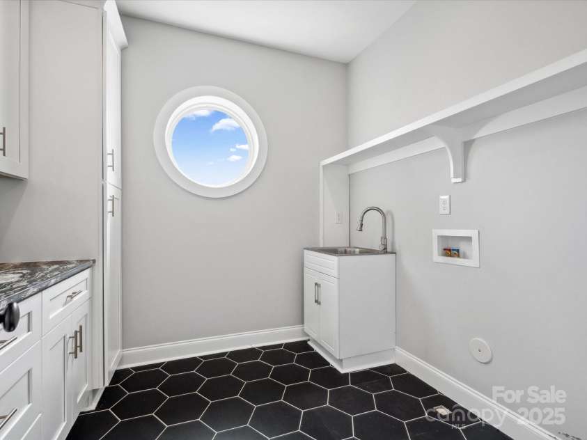 913 Van Every Street, Charlotte, NC 28205.  MLS# CAR4246029, YatesRealty ID 21854. 