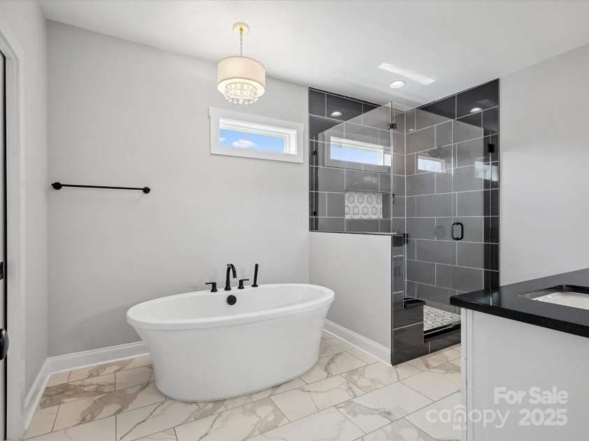 913 Van Every Street, Charlotte, NC 28205.  MLS# CAR4246029, YatesRealty ID 21854. Primary Bathroom