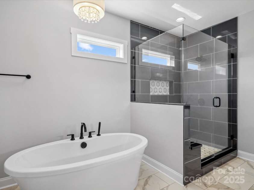 913 Van Every Street, Charlotte, NC 28205.  MLS# CAR4246029, YatesRealty ID 21854. Primary bathroom