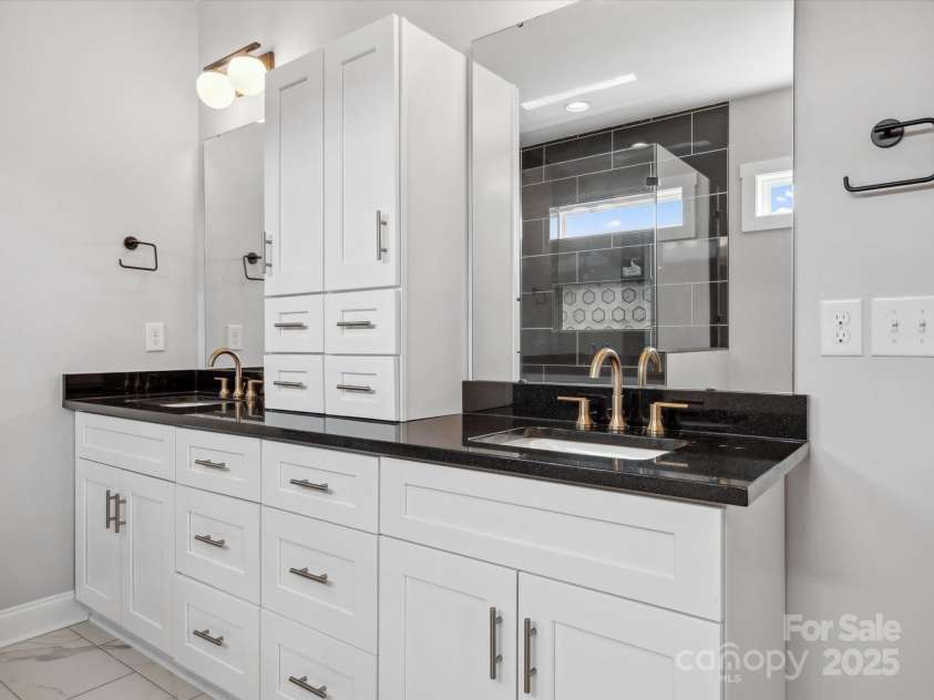 913 Van Every Street, Charlotte, NC 28205.  MLS# CAR4246029, YatesRealty ID 21854. Primary bathroom