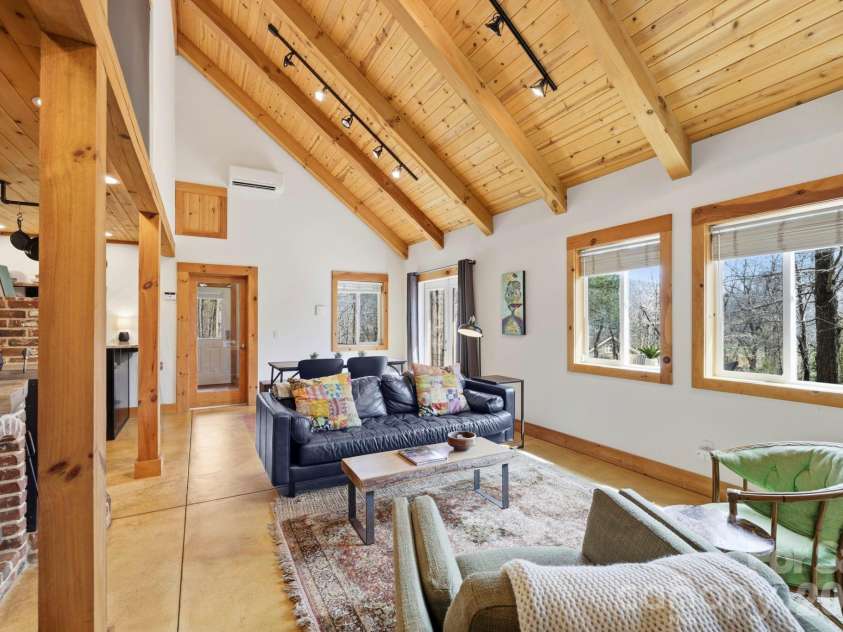 14 Sunny Hollow Lane, Fairview, NC 28730.  MLS# CAR4354531, YatesRealty ID 21859. 