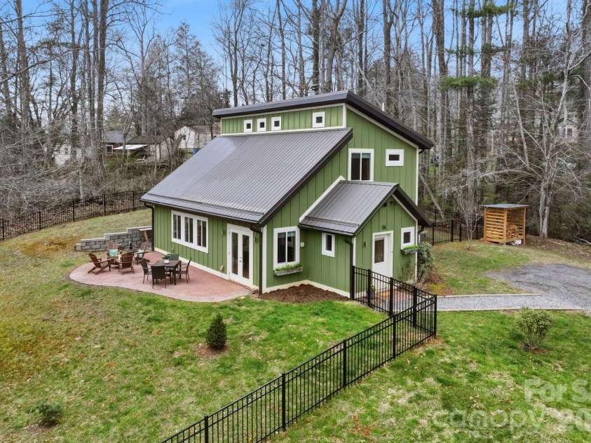 14 Sunny Hollow Lane, Fairview, NC 28730.  MLS# CAR4354531, YatesRealty ID 21859. 