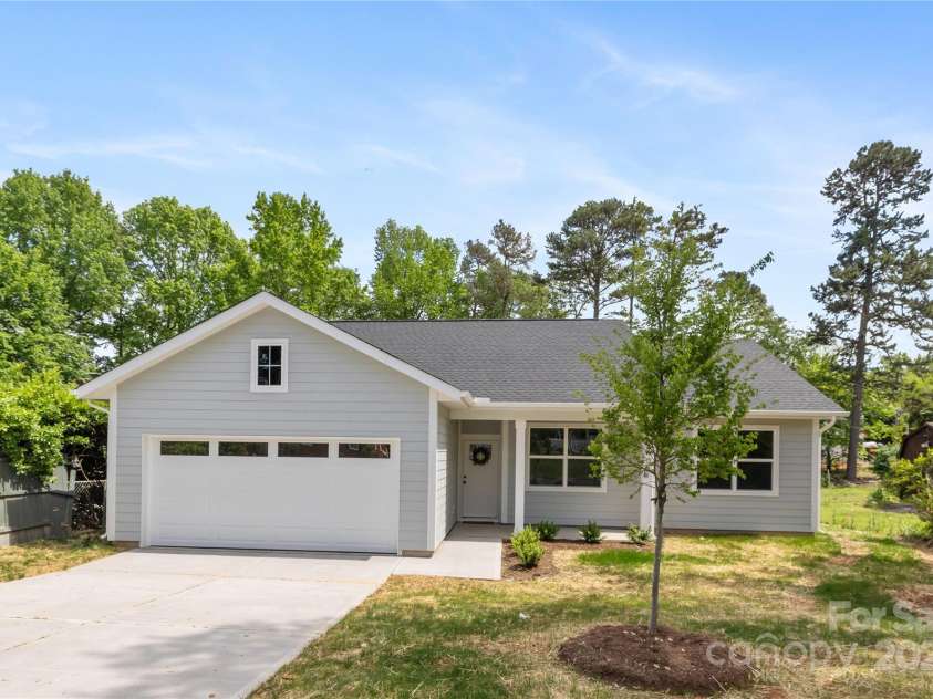 5404 Maplewood Lane, Charlotte, NC 28227.  MLS# CAR4225400, YatesRealty ID 21859. 