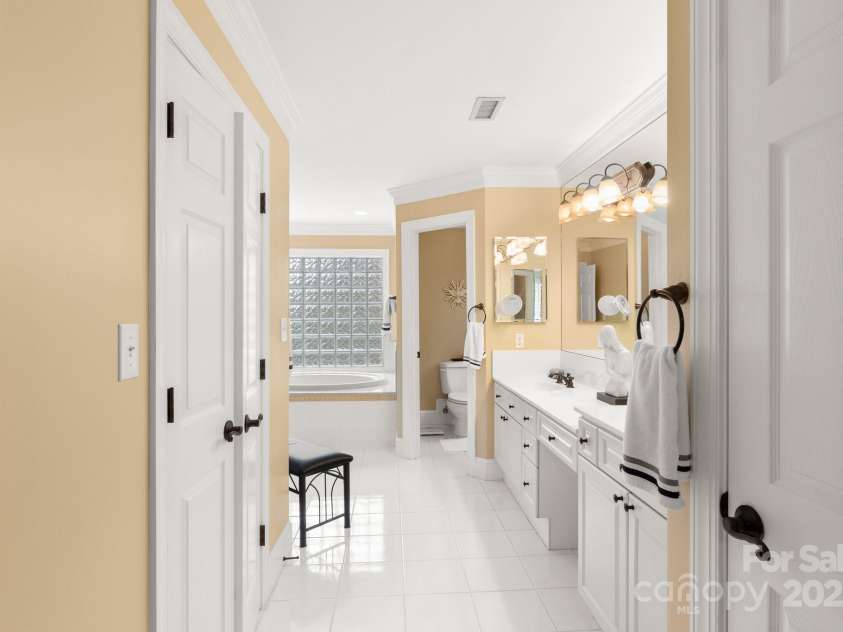 3419 Wylie Meadow Lane, Charlotte, NC 28269.  MLS# CAR4223040, YatesRealty ID 2186. Primary bathroom